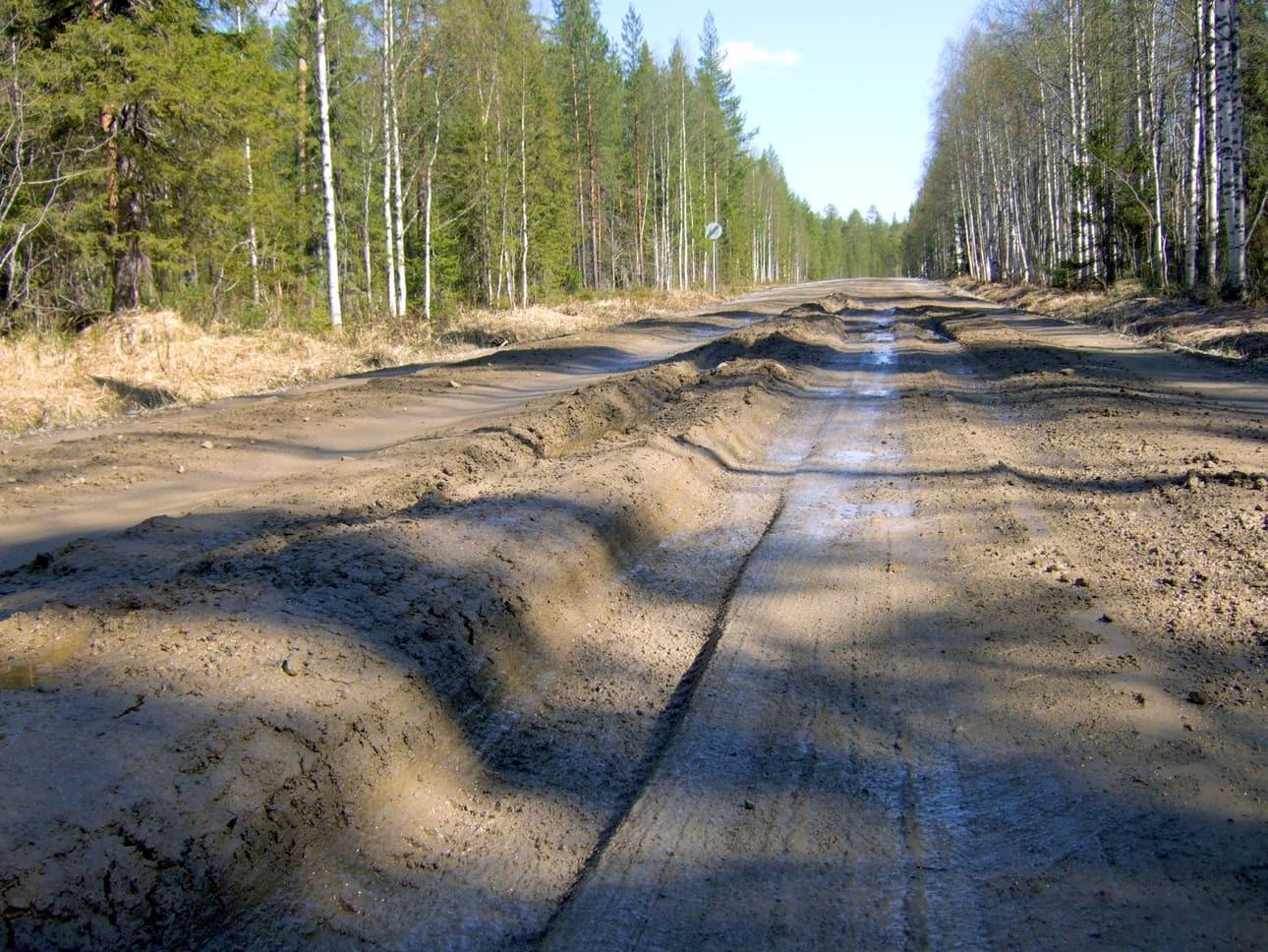 Liikasenvaarantie on kelirikkoaikaan lähes ajokelvoton. Pitkään toivottu peruskorjaus tulee tarpeeseen.