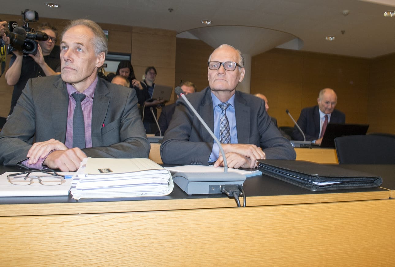 Mikko Paatero (oikealla) toimi poliisiylijohtajana epäiltyjen rikosten aikaan. Hänen asianajajansa Jarkko Jaatela kritisoi lähes viisi vuotta kestänyttä tutkintaa kohtuuttoman pitkäksi.