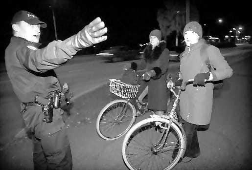 Opastusta. Vanhempi konstaapeli Hannu Kokko huomauttaa Miia Ojalle ja Mia Karhulle (oik.) pimeistä polkupyöristä.