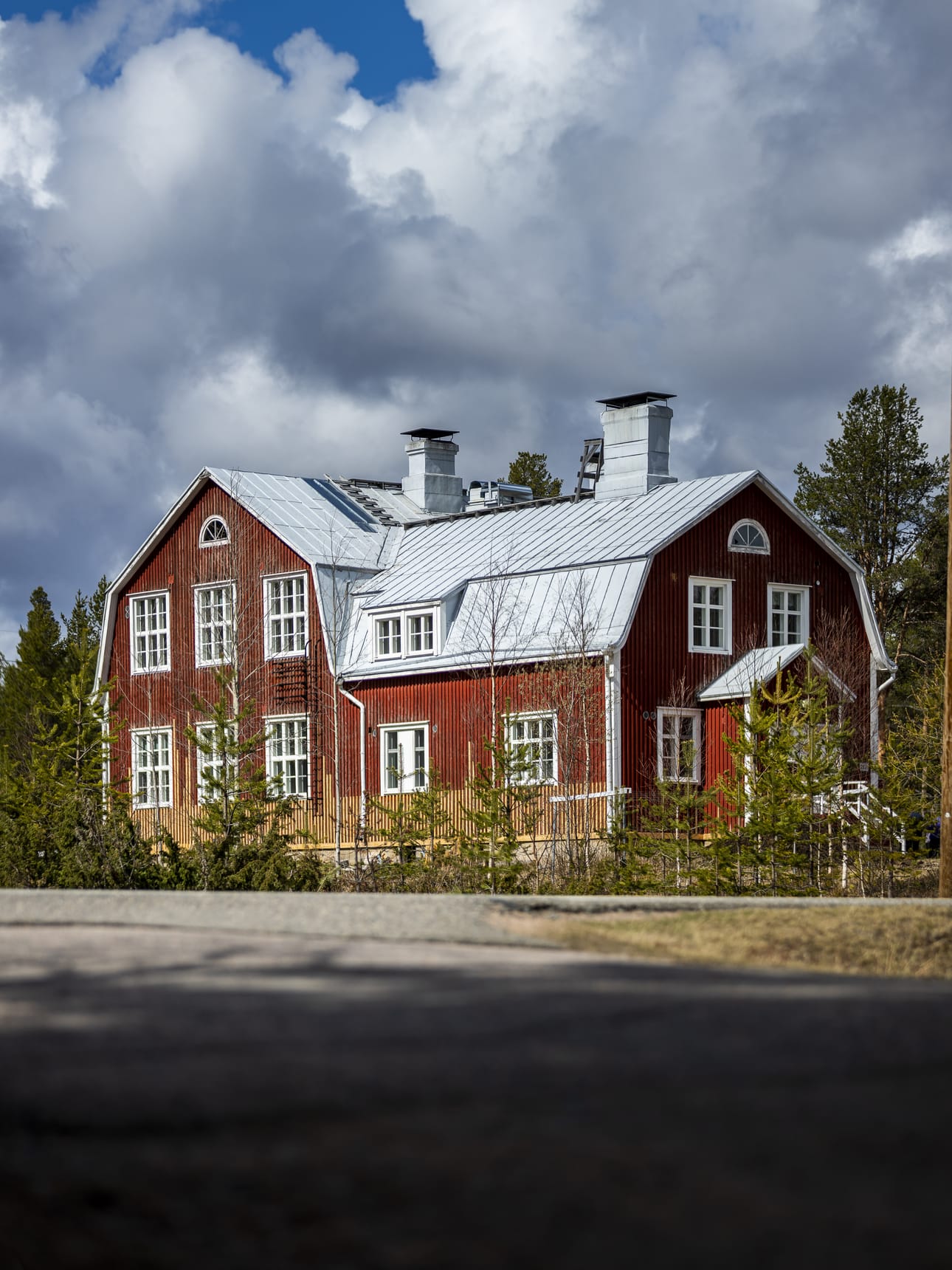 Vuonna 1932 kouluksi rakennettu kyläkartano syttyi palamaan lauantai-iltana.