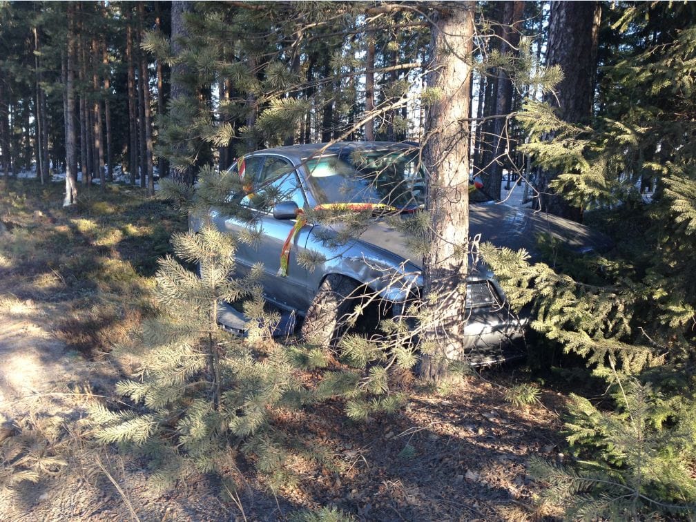 Henkilöauto suistui rajusti tieltä ja törmäsi puuhun ilmalennon jälkeen.