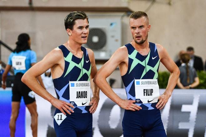 Norjan Jakob Ingebrigtsen (vas). juoksee Tokiossa vain 1 500 metriä. Hänen isoveljensä Filip (oik.) kilpailee samalla matkalla. Kuva: Lehtikuva / AFP
