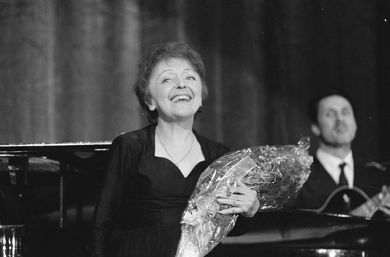 Édith Piaf tulkitsi ranskalaisia chansoneita tavalla, joka kertoi myrskyisestä ja sydänverellä eletystä elämästä. Torstaina ja perjantaina Piaf-kappaleet soivat Vaasassa ja Seinäjoella.