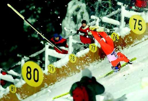 Tuulen voimalla. Itävallan Tomas Morgenstern paiskautui Rukalla vuosi sitten pahan näköisesti rinteeseen. Takatuulta vaimentava rakenne valmistuu suurmäkeen Nordic Opening -kisoihin mennessä.
