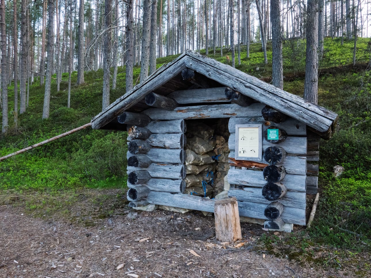 Polttopuusäkkejä ei käytetä uudelleen, joten säkin aukaisutavalla ei ole väliä. Muoviroskaa ei kuitenkaan saisi levitä ympäristöön. Tyhjän säkin voi sulloa liiterissä jo olevien tyhjien säkkien sisälle.