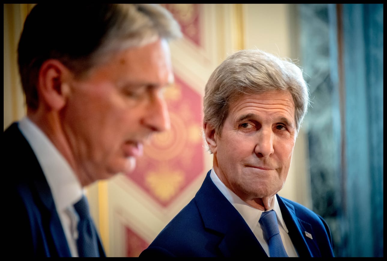 Yhdysvaltojen ulkoministeri John Kerry (oik.).