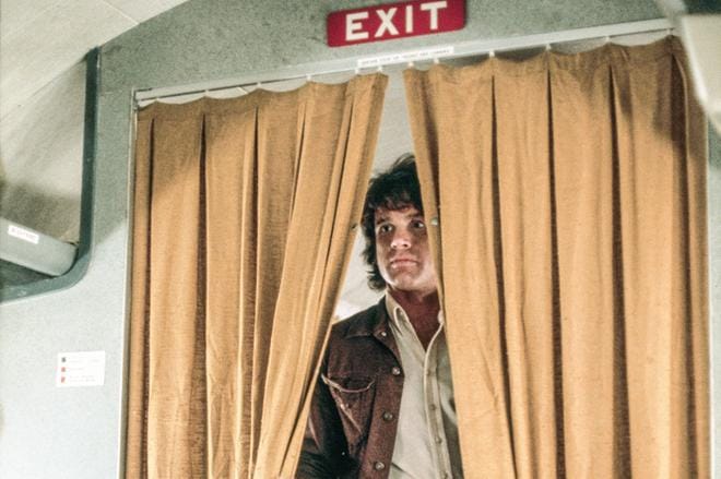 Ansa-elokuvassa senaattorin murhaa tutkiva reportteri Joseph Frady (Warren Beatty) törmää vielä laajempaan salaliittoon ja ymmärtää lopulta olevansa itsekin yksi sen pelinappuloista. KUVA: Paramount Pictures/Yle