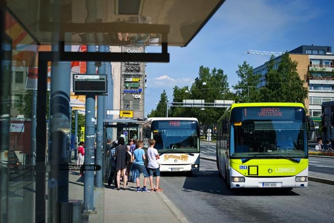 Kaupunginvaltuusto on asettanut tavoitteen, että Vaasa olisi hiilineutraali vuonna 2035. Yliopiston tekemässä selvityksessä yhtenä keinona esitetään kaupungin joukkoliikenteen käyttäjämäärän nelinkertaistamista. ARKISTOKUVA: KRISTINA NIEMINEN