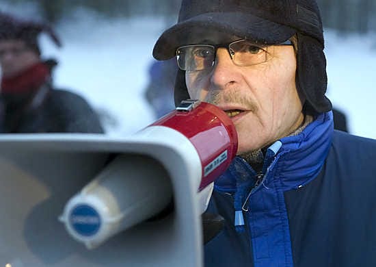 Arvostelijat näkevät Heikki Nivalan pönkittäneen Massaliikkeellä omaa poliittista uraansa.
