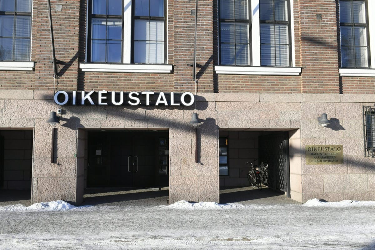 Monet tuomarit sekä tuomioistuinten valmistelijat ja esittelijät kokevat työtaakkansa liialliseksi. LEHTIKUVA / MARTTI KAINULAINEN