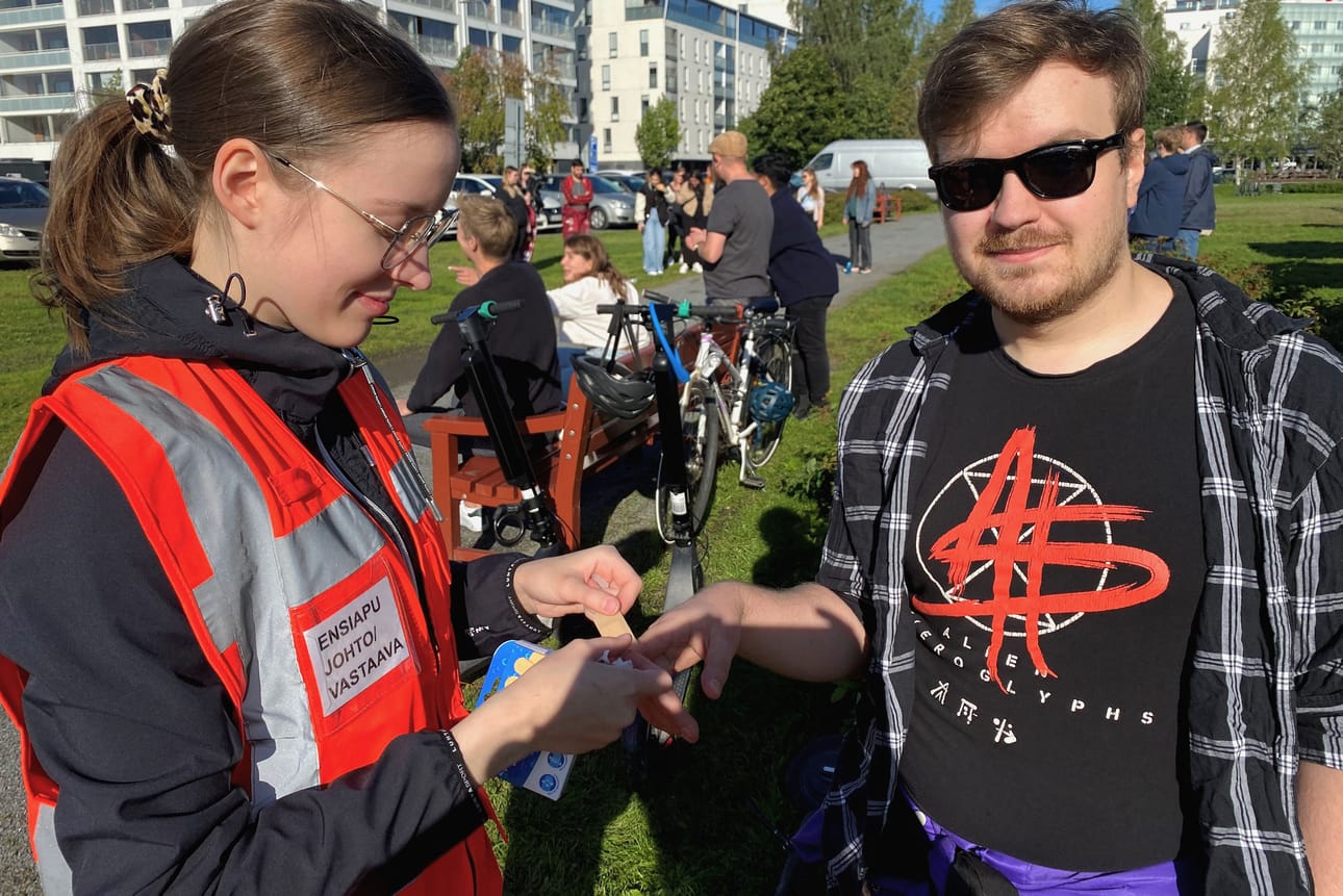 Sairaanhoitajaksi opiskeleva Laura Levä auttoi avajaistapahtumassa ensiapupisteellä. Haaveriaan paikkauttamassa kävi opiskelija Jani Linjamäki.