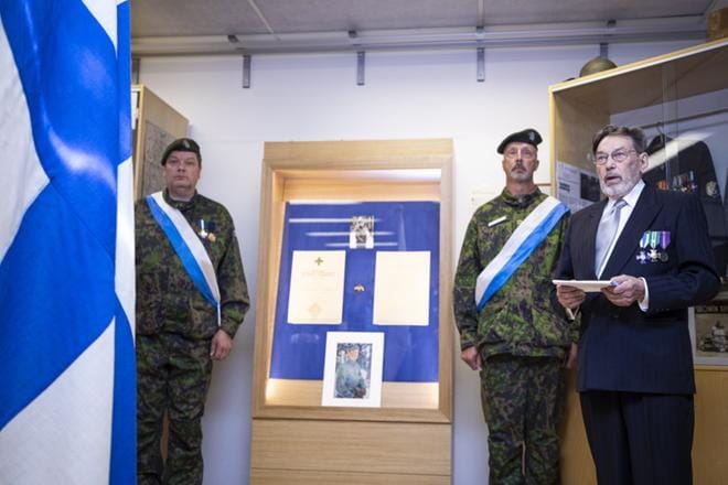 Mannerheim-ristin ritarin Eino Mallilan muistojuhla huipentui ristin paljastamiseen. Juhlapuheen piti Juhani Mallila (oik.). Mukana olivat Laihian reserviläiset ry:n puheenjohtaja, vääpeli Petri Åkerman (vas.) ja Museoyhdistyksen hallituksen jäsen, alikersantti Jari Mansikka-aho. KUVAT: SAMI PELTONIEMI
