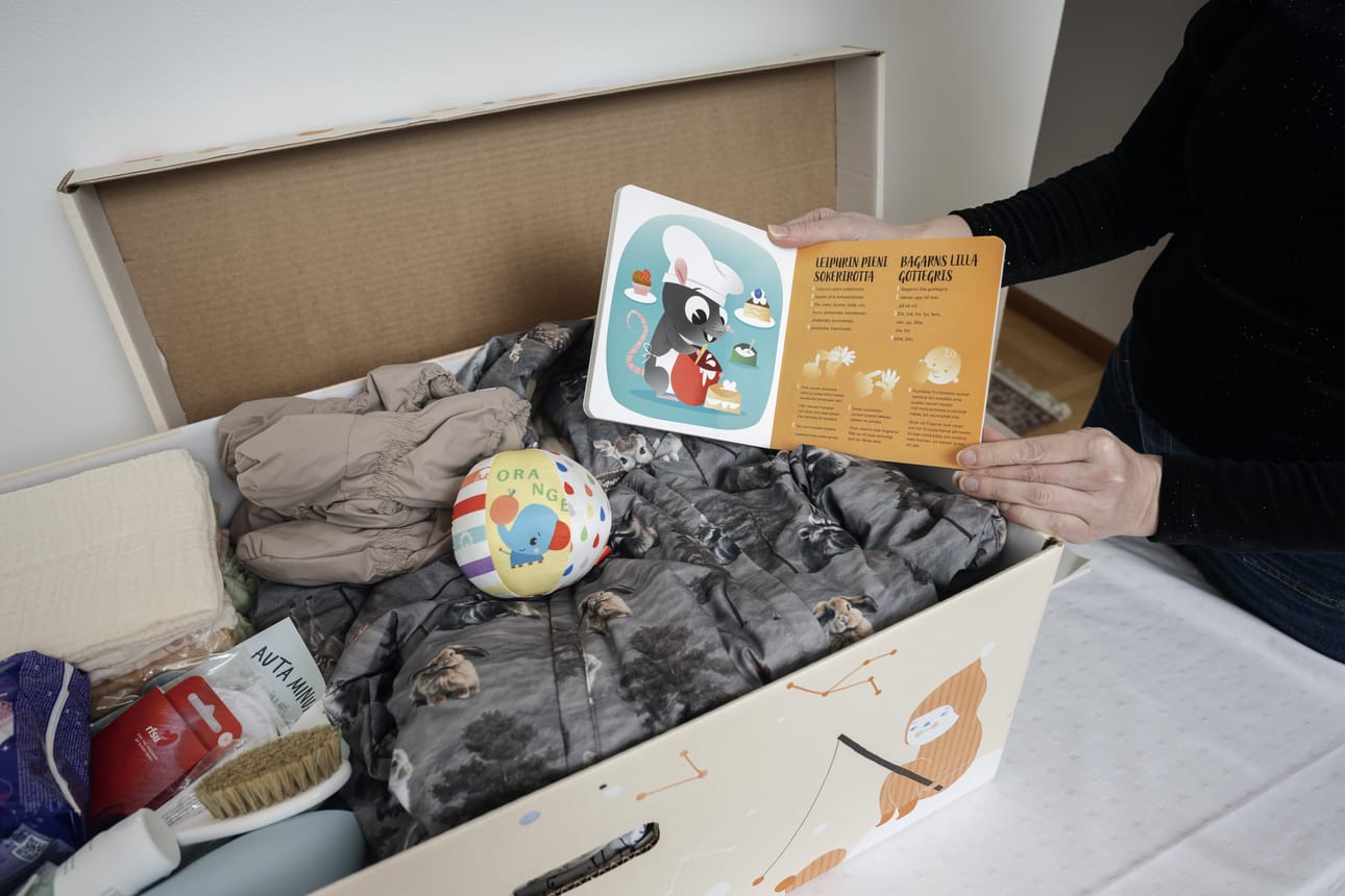 Nyt jakoon tulleessa äitiyspakkauksessa on aiempaa enemmän tuotteita avustuksen arvon korotuksen vuoksi.