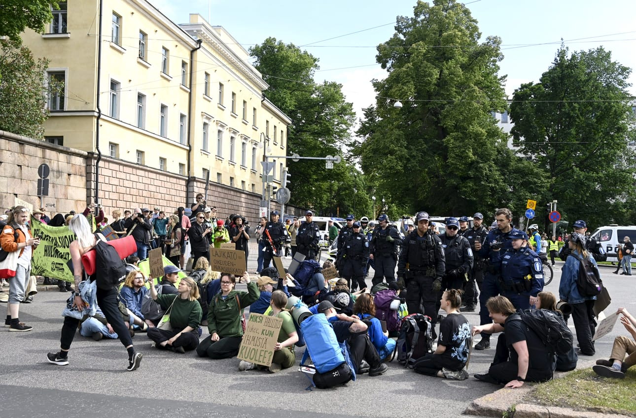 Mielenosoitus on osa toista viikkoa jatkuvaa Myrskyvaroitus-kampanjaa, joka vaatii hallitukselta esimerkiksi ympäristölle haitallisten tukien lopettamista. LEHTIKUVA / Aada Petäjä