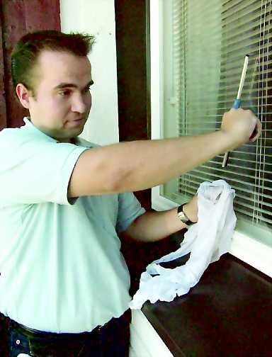 Lastalla siistiä . Ikkunanpesun maailmanmestari Jouni Ketola puhdistaa ikkunat vedellä, astianpesuaineella ja vauvan harsovaipalla. Puhtaalla vedellä virutuksen jälkeen hän vetelee lasit kirkkaiksi lastalla. Hyvän jäljen saa, kun pyyhkii lastan rättiin vetojen välillä.