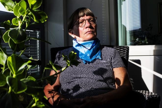 Yliajettu Ritva Hahtokari pelkää ylittää suojatietä. Tyttärentyttären 2,5-vuotias poika on huolissaan, että isomummo joutuu taas yliajetuksi ja näyttää itse ennen suojatietä autoille käsillään pysähtymismerkkiä. KUVA: OUTI NEUVONEN