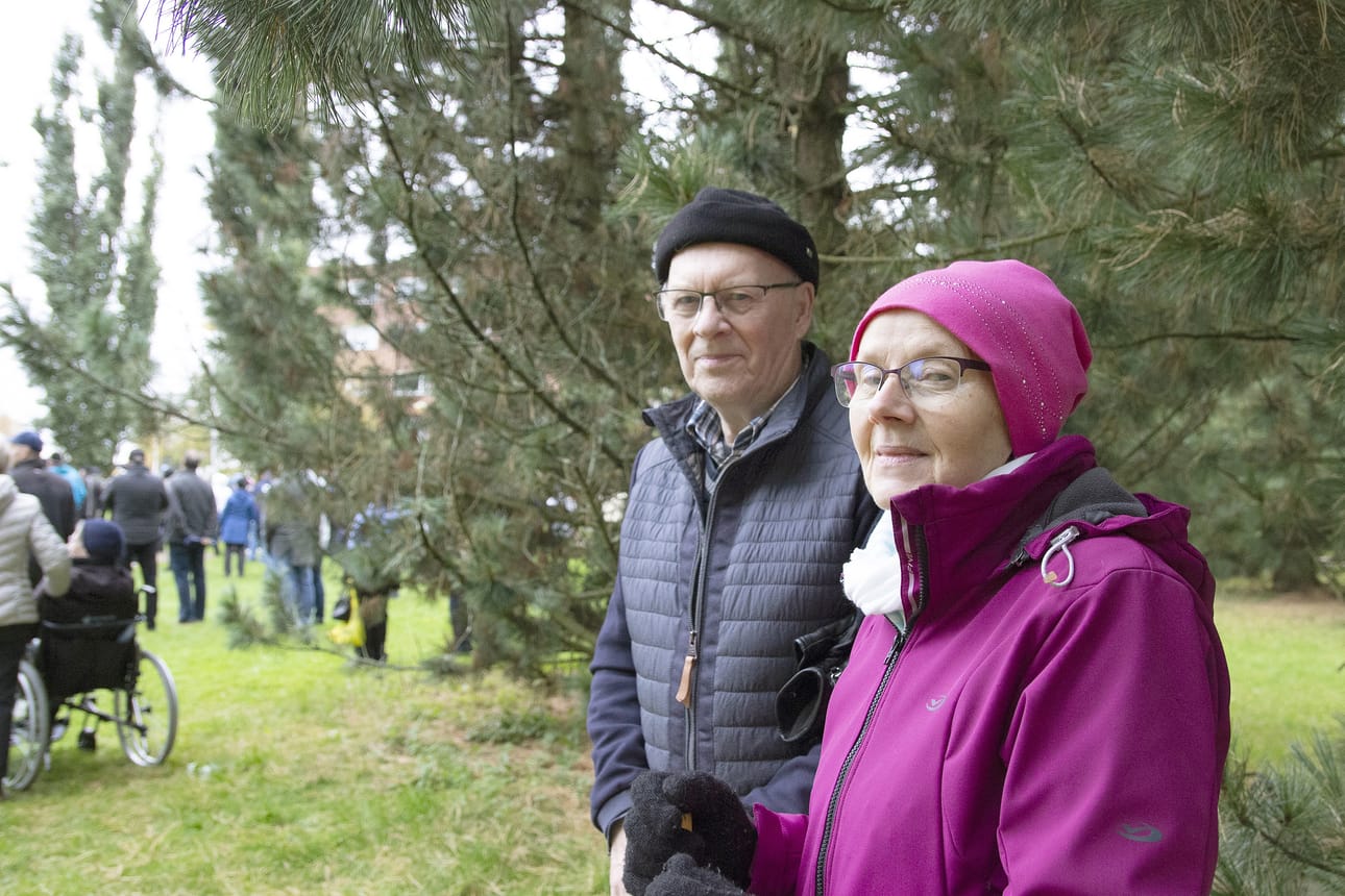 Aimo ja Marja Liisa Hietala pitävät Kirkkopuistoa hyvänä paikkana uudelle kirkolle.
