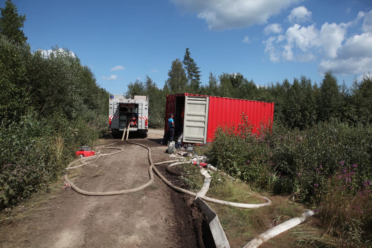 Raution metsissä on runsaasti sammutuskalustoa ja -henkilöstöä.