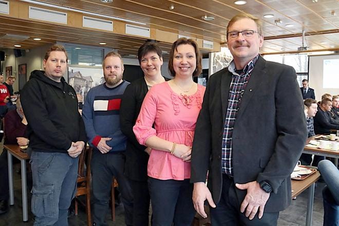 Kauhavan neljän yrittäjäyhdistyksen puheenjohtajat Matias Keskinen Ylihärmän, Jyri Kettula Alahärmän, Johanna Salla-Uitto Kauhavan ja Annica Hölsömäki Kortesjärven yrittäjistä sekä yhdistysten alueyhteyshenkilö Jari Syväjärvi keskustelevat säännöllisesti julkisista hankinnoista. KUVA: OUTI RANTALA