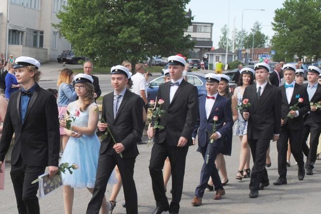 Valkolakkisten kulkue käveli Alavudella iltapäivällä lukiolta sankarihaudoille ruusujaan viemään. KUVA:EEVA-LIISA KULJU