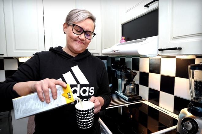 Neljä vuotta kaurajuomaa käyttänyt Petra Luoma kertoo, että aluksi oli vaikeaa löytää kasvijuoma, joka liukenee kahviin. Nyt siihenkin löytyy jo useita hyviä vaihtoehtoja. KUVA: JOUKO HÄNNINEN