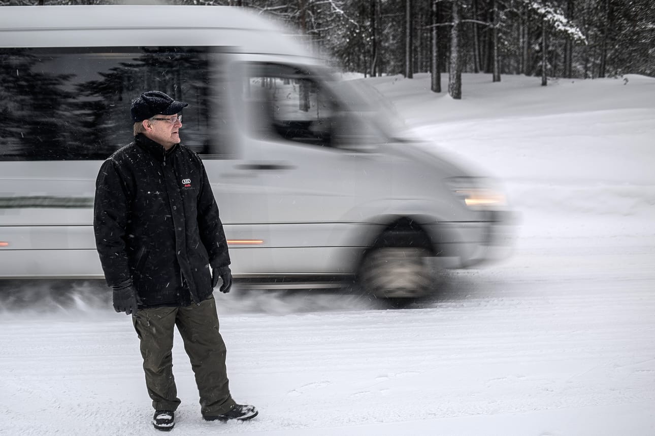 Lentokentäntiellä asuvan Matti Mertaniemen mielestä tiellä on aivan liian korkea nopeusrajoitus (80 km/h) ja moni ajaa turhan kovaa.