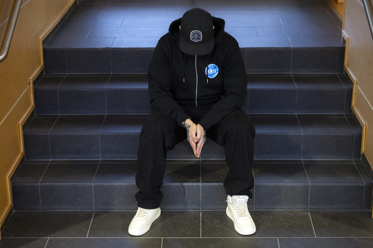 Rikollisen elämäntavan taakseen jättänyt Antti tietää, että se toinen puoli elämästä on aina vain yhden pillerin tai ruiskun mitan päässä.
