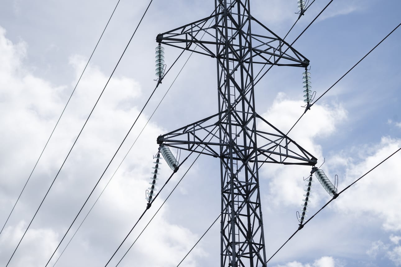 Sähkönsiirtoverkkoja myytiin ulkomaisille sijoittajille 2010-luvun alussa, jolloin sähkönjakelusta tuli hyvä bisnes. Nyt espanjalainen energia-alan jättiyhtiö kiinnostui Suomen sähkömarkkinoista ja ostaa enemmistön jakeluyhtiö Carunasta.