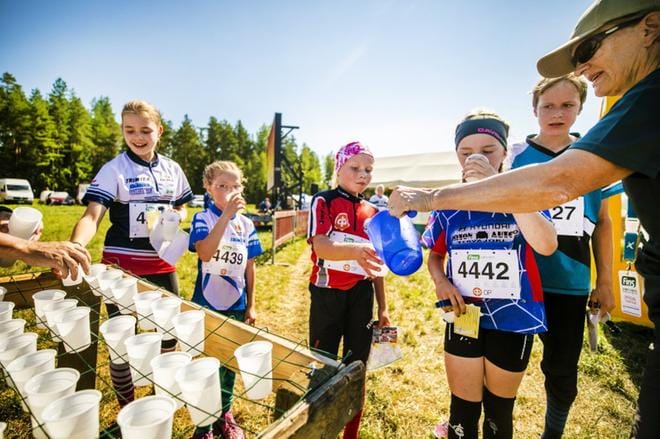 Nestettä kuluu helteisellä suunnistusviikolla satoja litroja. Anna-Maija Alatalkkari tarjosi maalissa raikasta vettä nuorille suunnistajille. Kuvassa vasemmalta Saga Wickholm, Helene Karppi, Alina Syrjälä, Sanni Korpi ja Lauri Mattila.KUVAT: KRISTA LUOMA