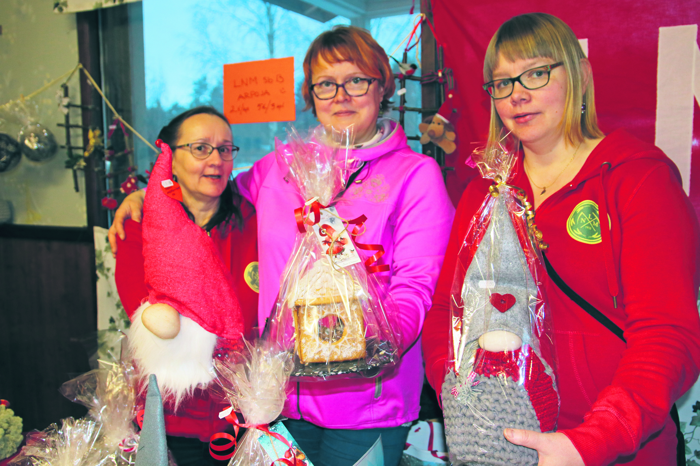 Marja-Leena Karjalainen, Hannele Lämsä ja Helena Ojanperä keräsivät varoja Niittomiesten salibandyjoukkueelle.