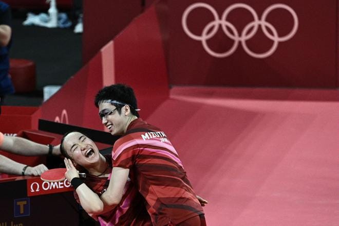 Jun Mizutani ja Mima Ito toivat Japanille kaikkien aikojen ensimmäisen olympiavoiton pöytätenniksessä. He kukistivat sekanelinpelissä finaalin ennakkosuosikkina olleen kiinalaisparin. Kuva: Lehtikuva / AFP