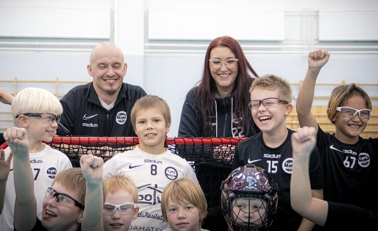 Tyrnävä jakoi liikuntaseuroille rahaa avustuksina 10 000 euroa. Suurin potti ohjattiin Tyrnävän Palloseuralle, joka sai 3 500 euroa. Kuva seuran salibandytreeneistä marraskuulta 2025.