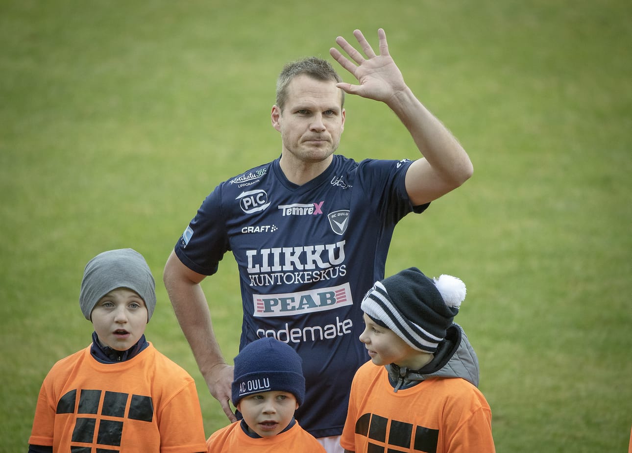 AC Oulun Markus Heikkinen tervehti lauantaina Raatin yleisöä viimeisen kerran aktiivipelaajana. Konkari urakoi JJK-voittopelissä täydet minuutit totutun luotettavasti.