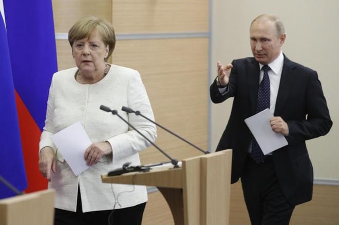 Saksan liittokanslerin Angela Merkelin ja Venäjän presidentti Vladimir Putinin viime tapaamisesta on vierähtänyt kolme kuukautta. Se oli Mustanmeren rannalla, Sotshissa. KUVA: SERGEI CHIRIKOV/EPA