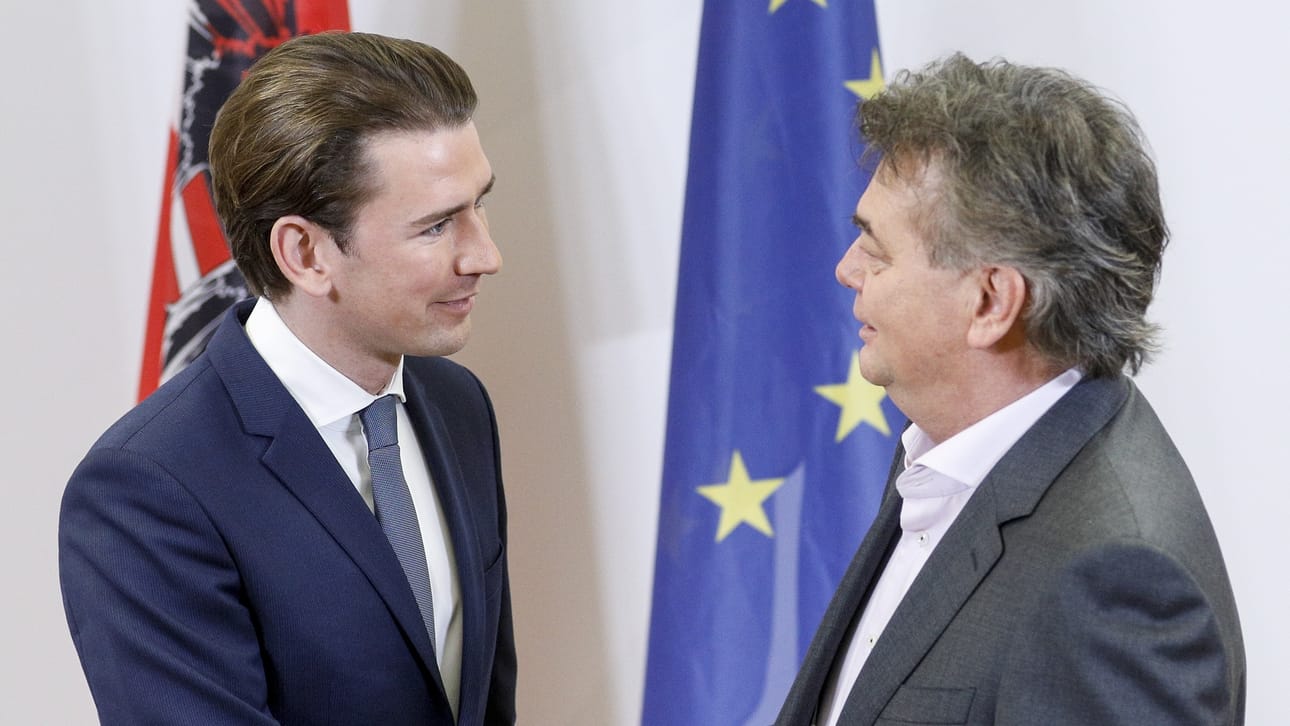 ÖVP:n Sebastian Kurz (vas.) ja vihreiden Werner Kogler lähtevät kasaamaan hallitusta.