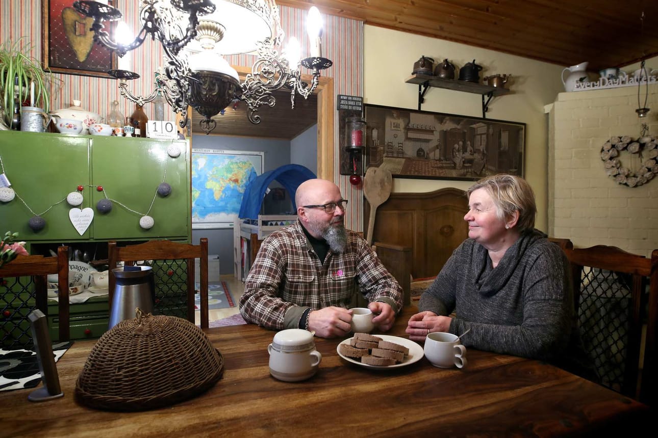 Heikki Westergård kuvasi Kimmo ja Helena Vaintolan tammikuussa Kylmäkosken asemakylässä Akaassa. Pariskunta toimii sijaisperheenä entisessä pankkitalossa. "Täällä on hyvä olla", elämäntapavanhemmat tuumasivat.