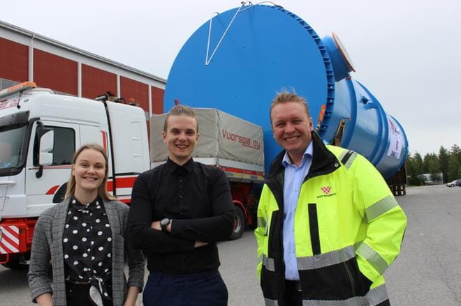 – Ammattitaitoinen työporukka ja joustava työnjohto auttoivat poikaa ylämäessä, West weldingin tuotantopäällikkö Matti Tuomisto (keskellä) kehuu henkilökuntaa. Vieressä tiedottaja Iida-Maria Peltokangas ja toimitusjohtaja Janne Halonen. KUVAT: LOTTA KALLIO
