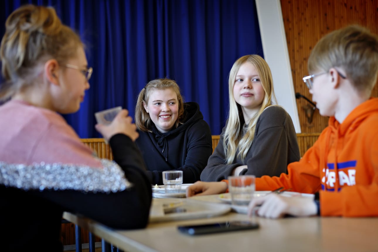 Lapuan yläkoulun oppilaat Senni Holma (vas.), Amanda Kultti, Emma Kero ja Aaro Leppänen osallistuvat ruokahävikkitalkoisiin ottamalla aina ruokaa sen verran, mitä jaksavat syödä.