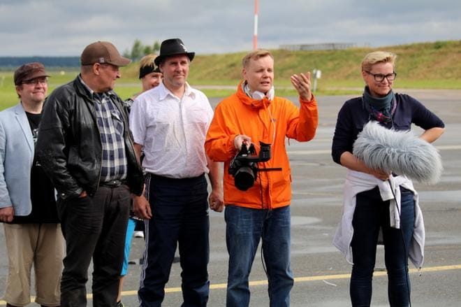 Kuvaaja Pekka Pohjoispää ja ohjaaja Katja Kujala ohjeistivat Raimo Peltolaa (vas.), Jarmo Kumpulaa, Mari-Elina Kottaria ja Eero Kankaansyrjää ennen perjantaiaamupäivän ensimmäistä ottoa. KUVAT: ANU NAHKALA