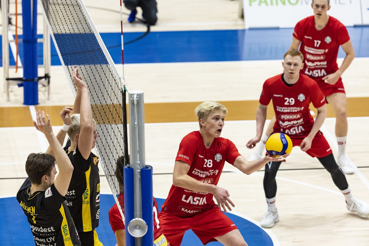 Kiskon Miikku Makkonen (28) taiteili pallolla verkon tuntumassa. Lasse Jäntti (29) ja Janne Marttila (17) jännittivät taustalla, miten keskitorjujalle käy.