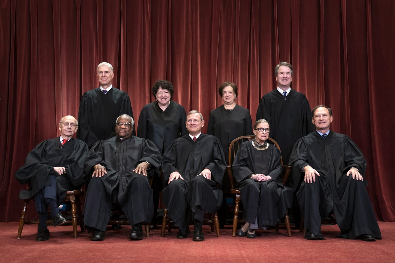 Korkeimman oikeuden yhdeksän tuomaria ovat amerikkalaisessa asemassa paljon vartijoina. Ruth Bader Ginsburg vuoden 2018 yhteiskuvassa alarivissä toinen oikealta.