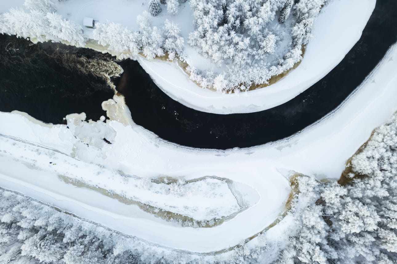 Torstaina Iijoen Koivukoskelta otetussa kuvassa näkyy jäätilannetta.