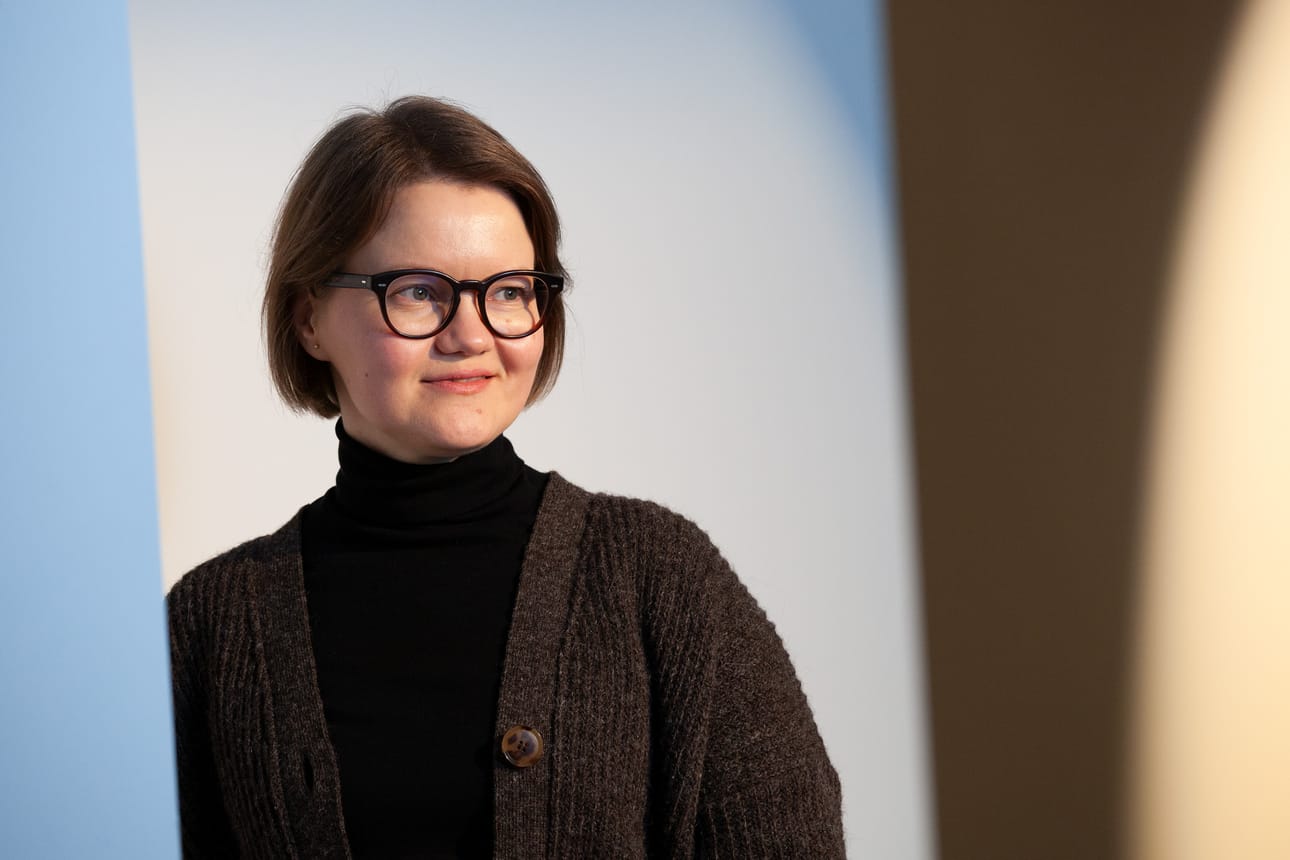 Saara Karhunen kertoo mediataiteen kuratoinnin olevan jatkuvaa tasapainottelua sisällön, tilan ja teknisten ratkaisujen välillä.