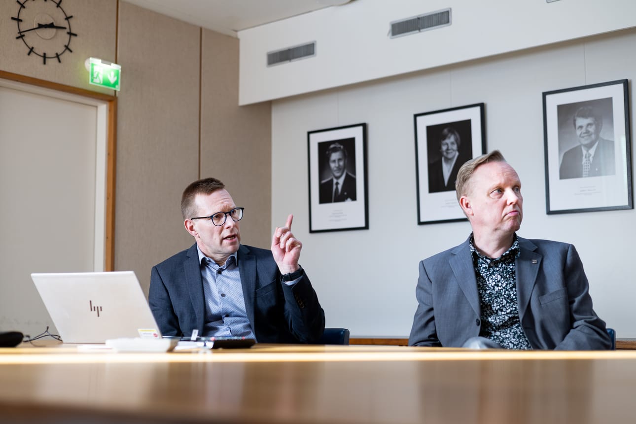 Seinäjoen opetustoimenjohtaja Ville Järvi sekä sivistys- ja hyvinvointijohtaja Antti Takala julkistivat kaupungin palveluverkkouudistuksen toimenpide-ehdotukset.