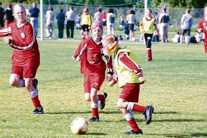 Nykyinen A-maajoukkuepelaaja Ria Öling (liivi) aloitti uransa Fc Sportin paidassa. KUVA: TIMO LUOMA
