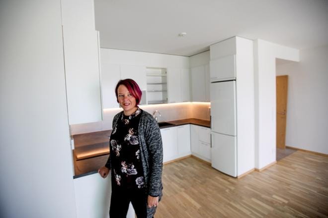 Toripatruuna ykkösen asunnoista osa alkaa olla loppusilauksia vaille valmiita. Myyntipäällikkö Annu Kangasluoma esitteli taloyhtiön harjakaisten yhteydessä lähes muuttovalmista kolmiota. KUVA: JAAKKO ELENIUS
