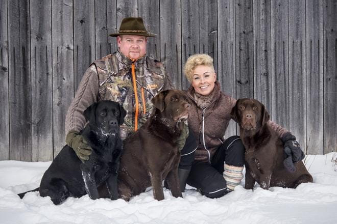 Tiina ja Jouni Koskella on kolme labradorinnoutajaa: Ukko, 2v, Iiro 5v ja Kosti 2,5 v. Keskimmäinen koirista eli palkittu Iiro on aktiivinen nenänkäyttäjä, joka on eniten kiinnostunut jäljestyksestä. KUVA: HAUNPAIKKA/TIMO JYLLILÄ