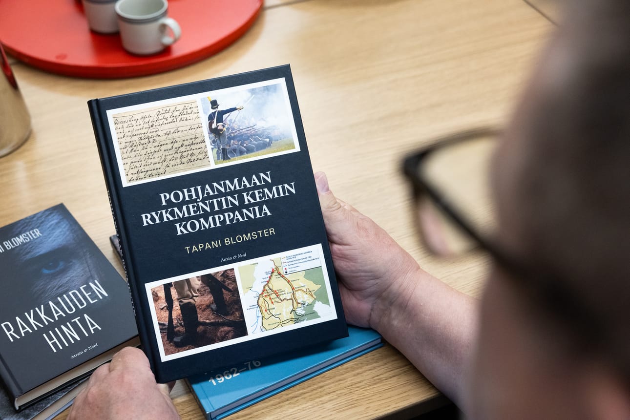 Tapani Blomsterin ensimmäinen kirjaprojekti oli tietokirjan Pohjanmaan rykmentin Kemin komppaniasta.