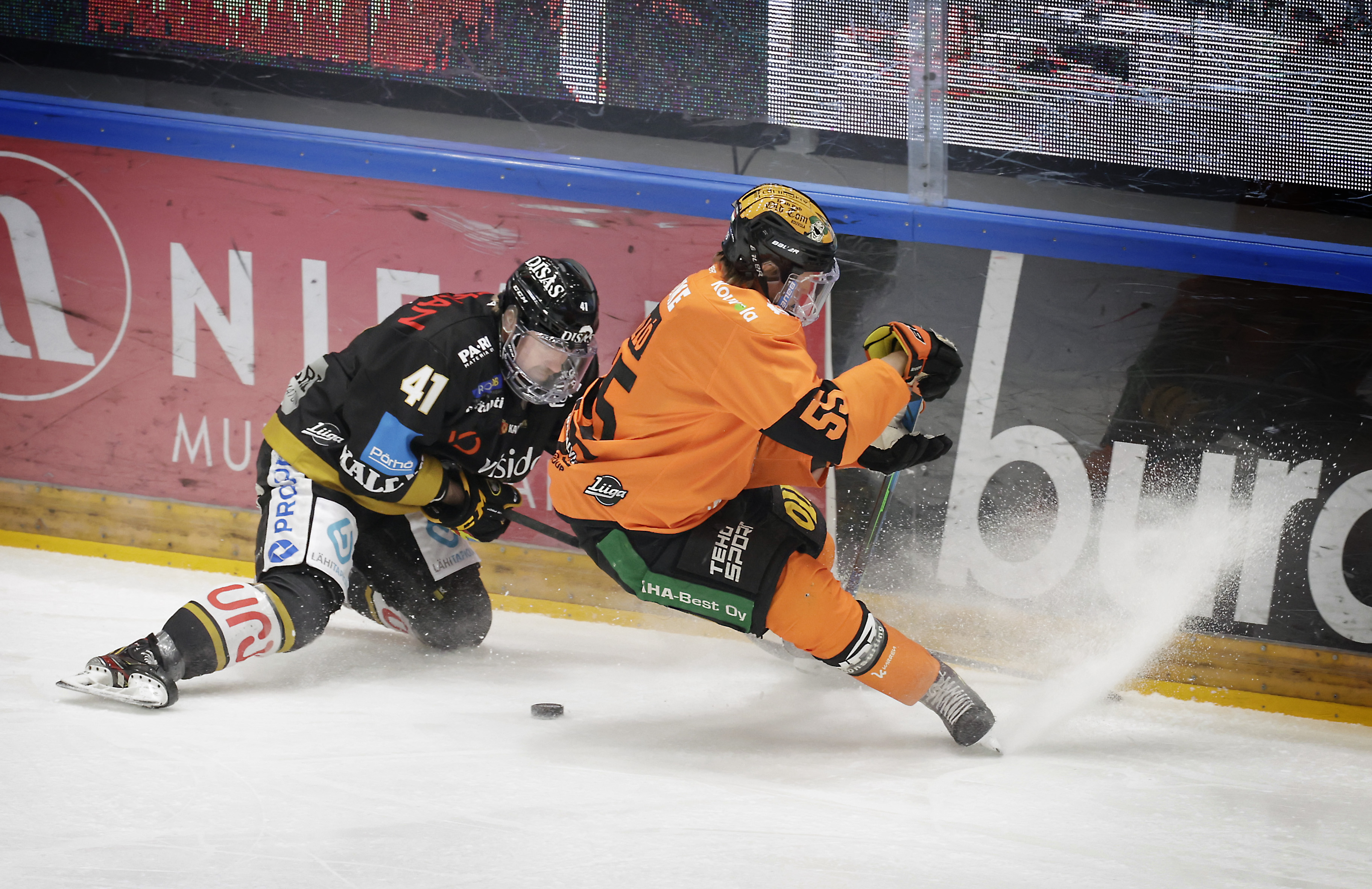 Jari Sailio paiskii hommia hartiat kyyryssä, mutta maalisarake näyttää pyöreää nollaa: "Huomaan puristavani, kun ei ole tullut onnistumisia"