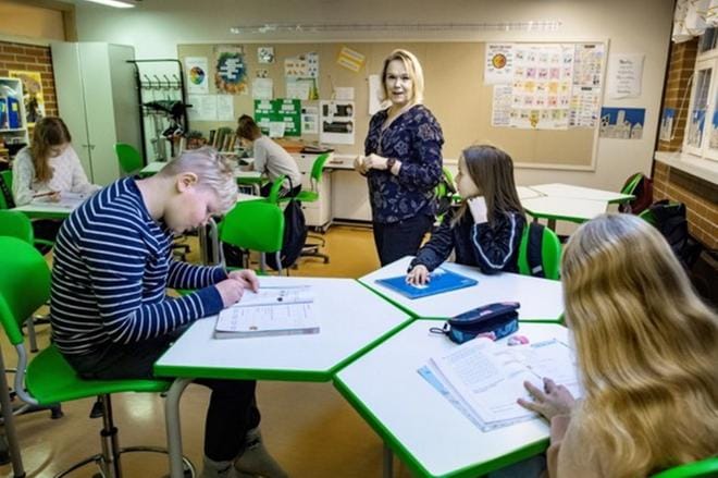 Kielten lehtori Tiina Koivusipilä opettaa Halkokarin neljännen luokan oppilaille saksaa. Opetus on alkuvaiheessa leikkisää, opetellaan numeroita ja tervehdyksiä. KUVAT: JUKKA LEHOJÄRVI